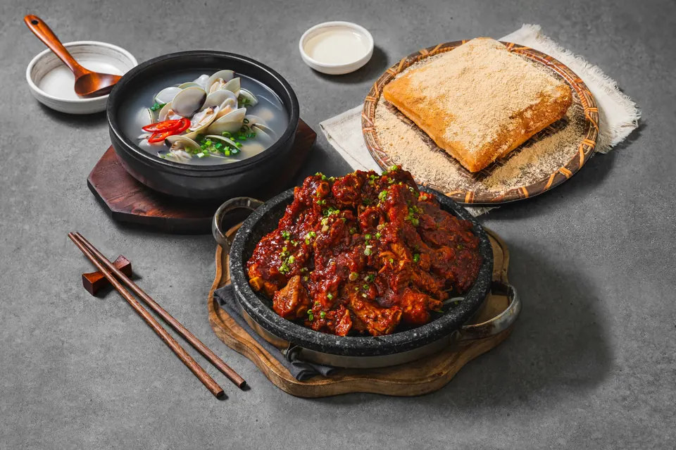 고봉당 탕과 양념 요리, 전으로 구성한 세트 메뉴