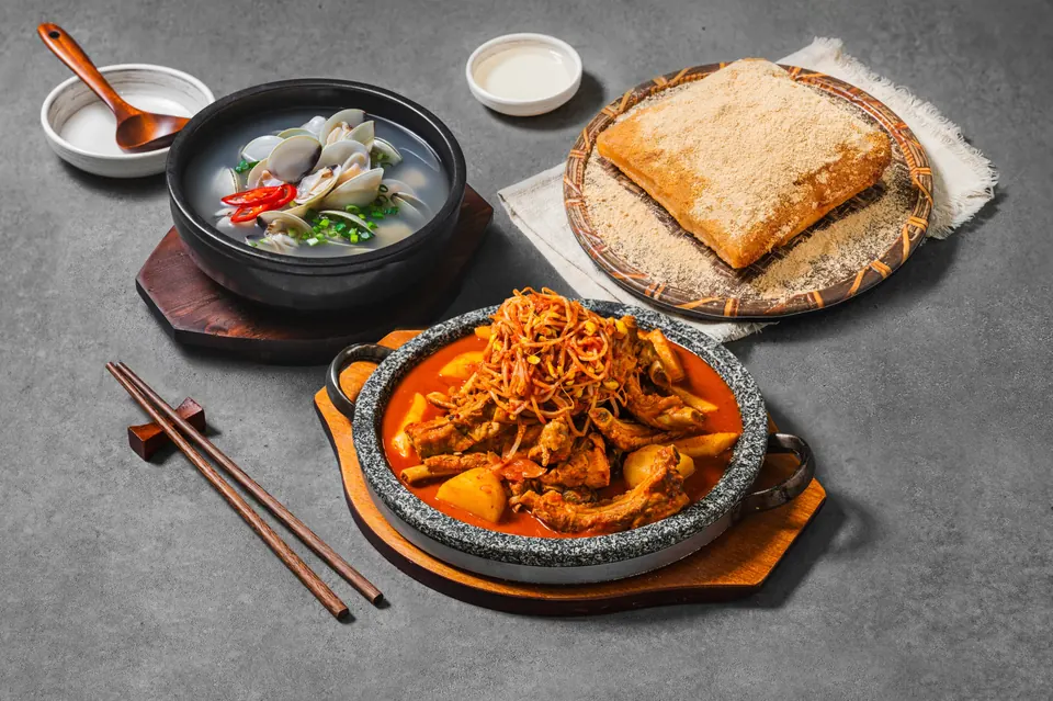고봉당 탕과 돌판 양념 요리, 전이 한 상에 놓인 세트 구성