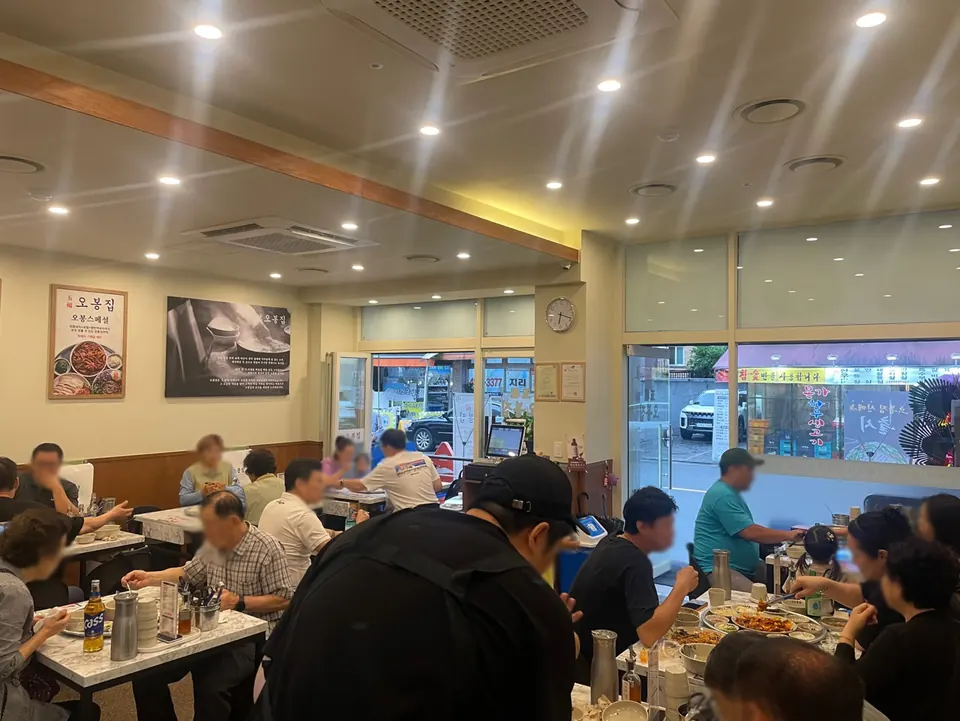 강남 인기창업 참고 — 오봉집 매장 홀, 손님 얼굴을 모자이크 처리한 사진