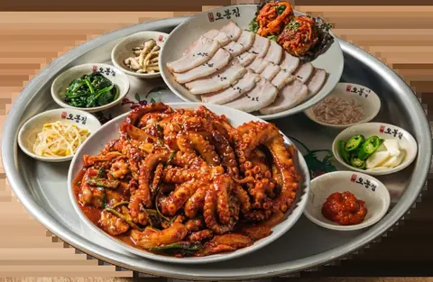 오봉집 낙지실속세트, 붉은 양념 낙지 볶음을 큰 쟁반에 담은 모습