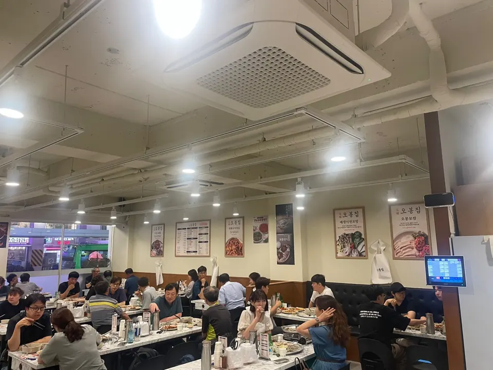 오봉집 매장 내부, 테이블마다 손님이 앉아 식사하는 모습